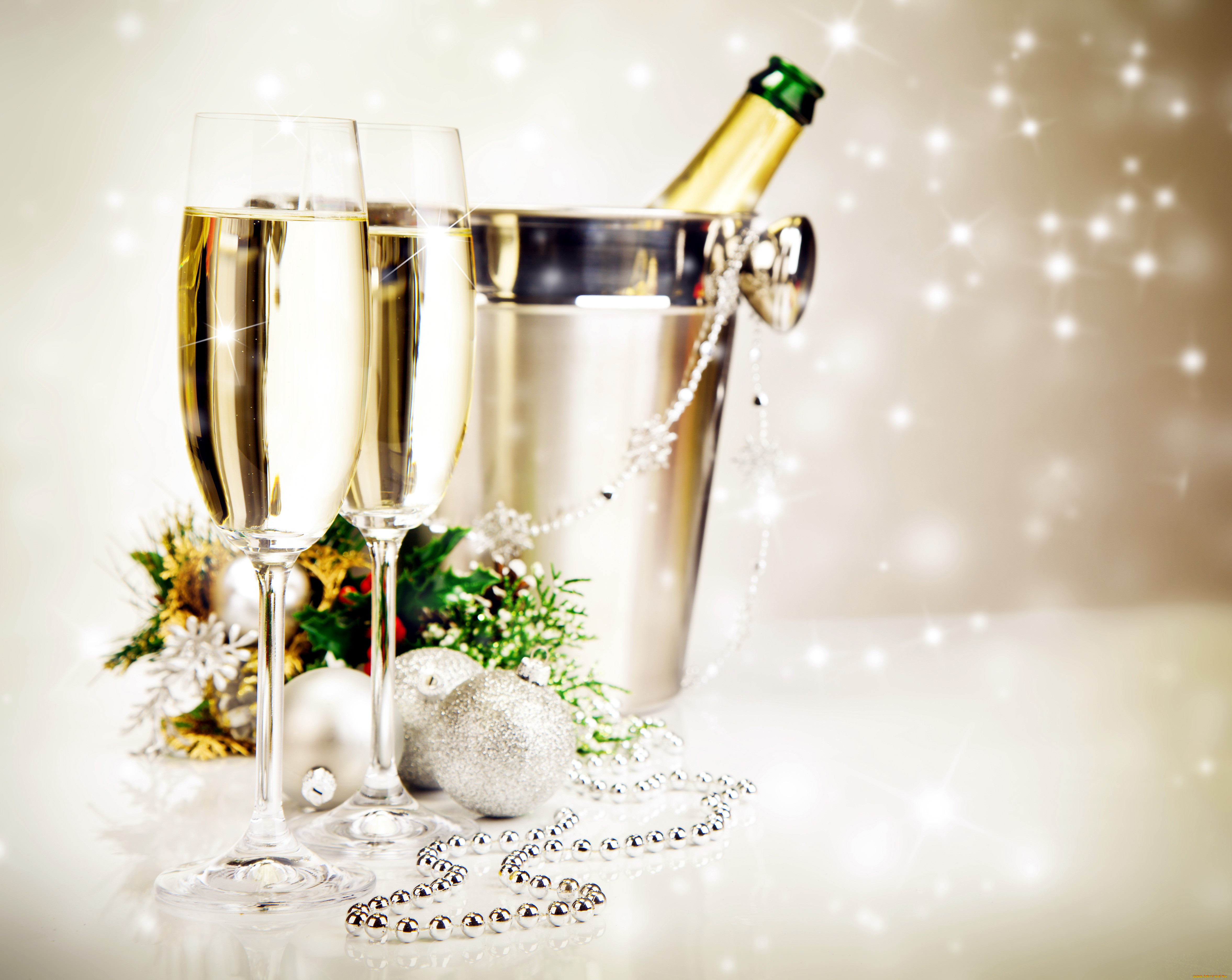 Шампанское в бокалах креманках на новый год